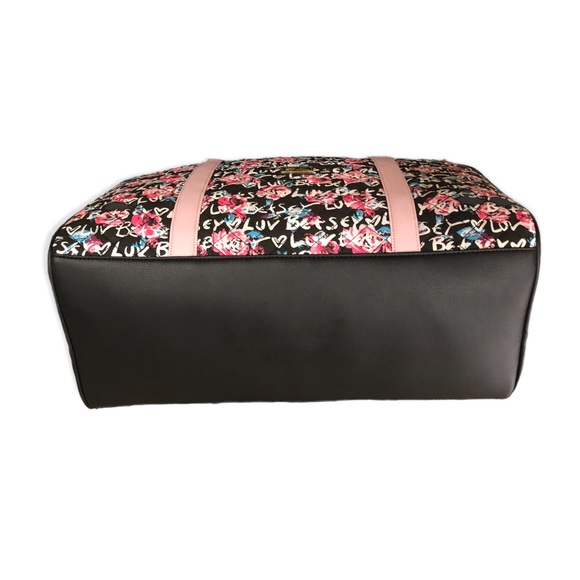 💋 Quilted Weekender Bag, Soft Pink Straps Luv Betsey - Black Floral Krush - Picture 8 of 11